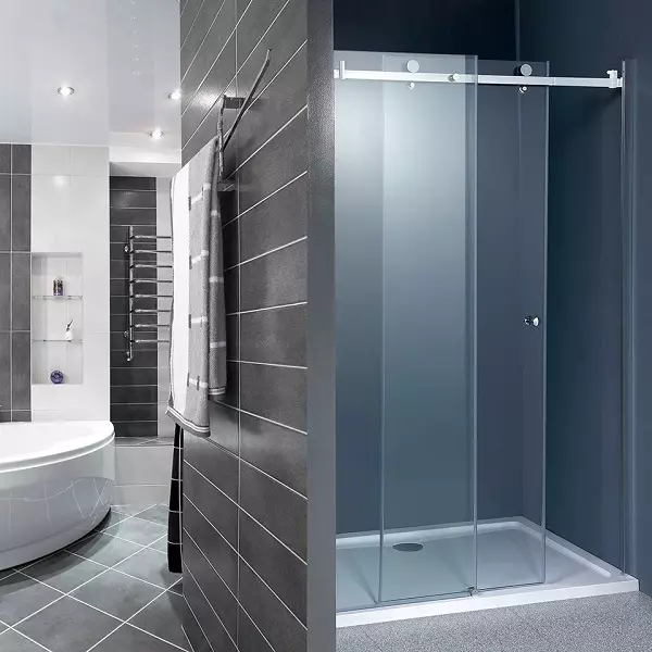 Partiții de sticlă pentru duș (60 de fotografii): Tipuri de garduri de duș din sticlă, din blocuri de sticlă și 90x90 cm, alegerea fitingurilor. Design de baie 21370_41