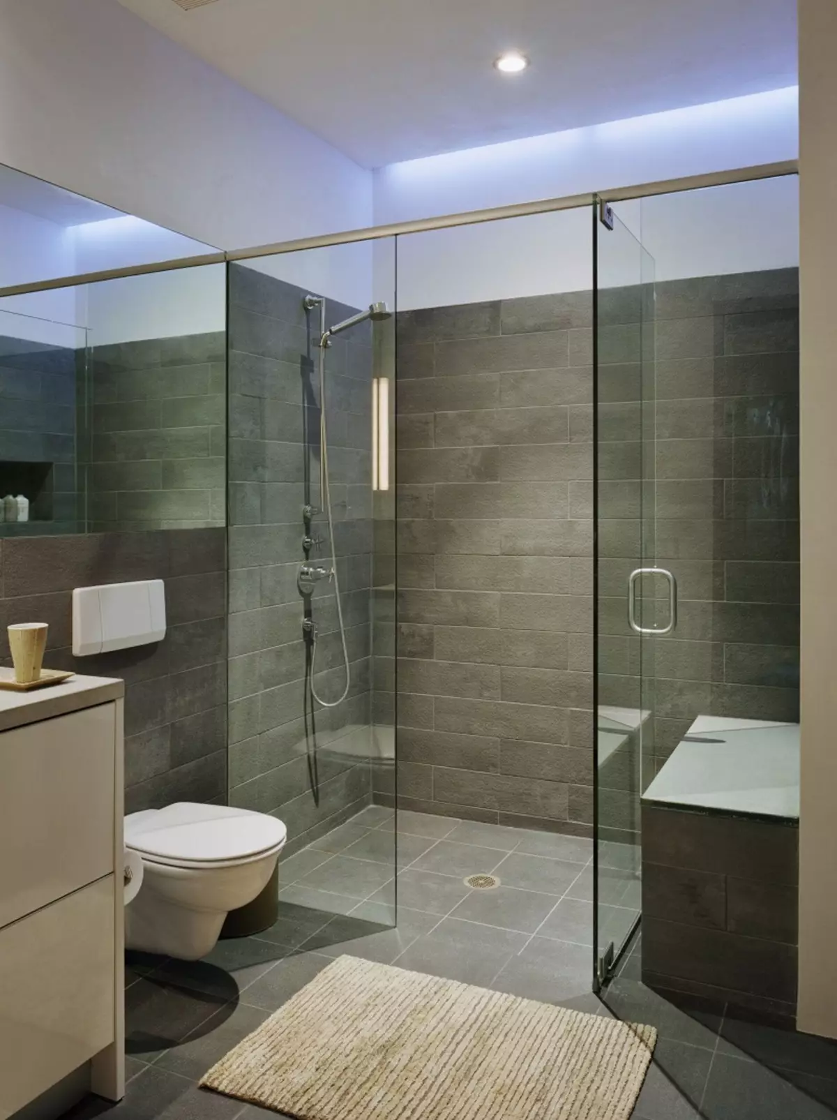 淋浴的玻璃隔板（60張）：玻璃淋浴圍欄的類型，來自玻璃塊和90x90厘米，配件的選擇。浴室設計 21370_56