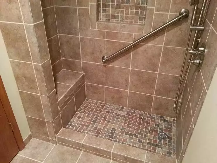 Душ в банята без кабина (86 снимки): Опции за дизайн на баня с душ без палетни и плочки кабини, проекти 21384_16