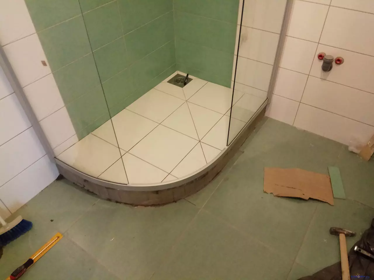 Stort in die badkamer sonder kajuit (86 foto's): Badkamer ontwerp opsies met stort sonder palet en teël tente, projekte 21384_17
