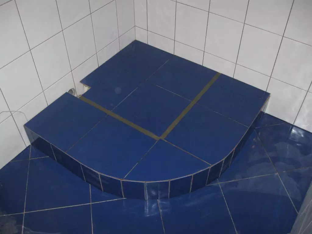 Duša vannas istabā bez kabīnes (86 fotogrāfijas): vannas istabas dizaina iespējas ar dušu bez palešu un flīžu kabīnes, projekti 21384_18