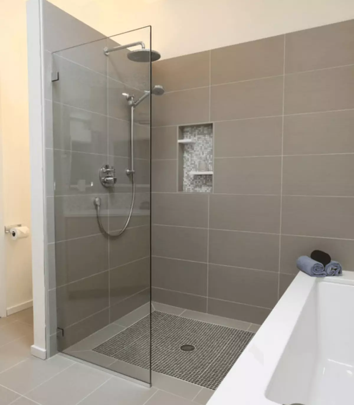 Душ в банята без кабина (86 снимки): Опции за дизайн на баня с душ без палетни и плочки кабини, проекти 21384_19