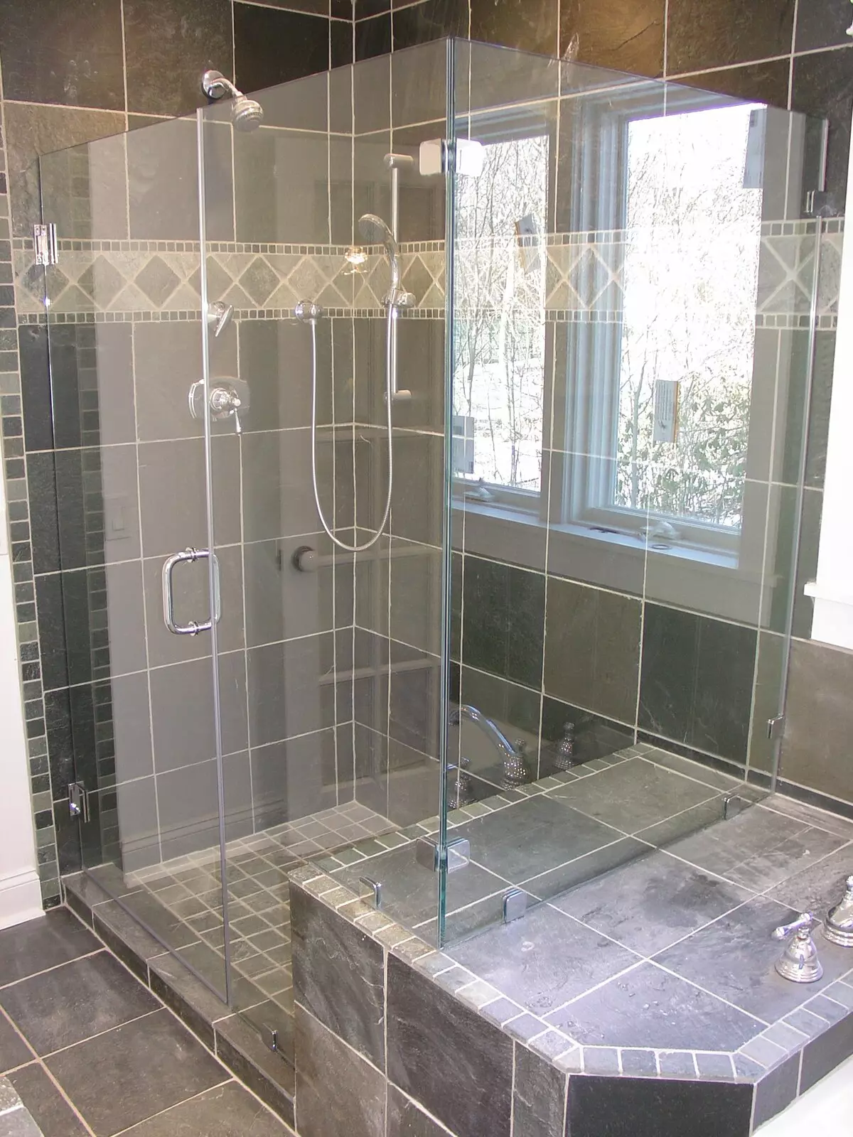 キャビンなしのバスルームのシャワー（86写真）：パレットとタイルキャビン、プロジェクトなしのシャワー付きバスルームデザインオプション 21384_2