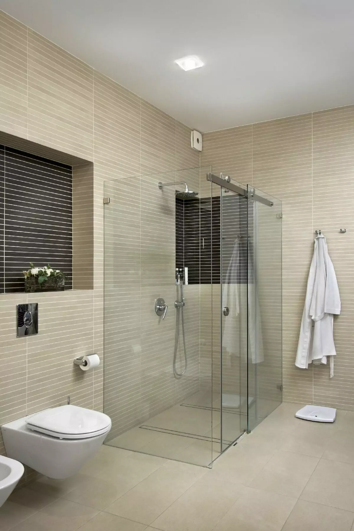 ฝักบัวอาบน้ำในห้องน้ำโดยไม่มีห้องโดยสาร (86 รูป): ตัวเลือกการออกแบบห้องน้ำพร้อมฝักบัวอาบน้ำที่ไม่มีพาเลทและห้องโดยสารกระเบื้องโครงการ 21384_20