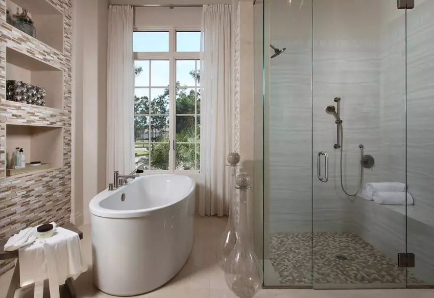 Zuhanyzó a fürdőszobában kabin nélkül (86 fotók): fürdőszoba tervezési lehetőségek zuhanyzóval raklap és csempe kabinok, projektek 21384_24