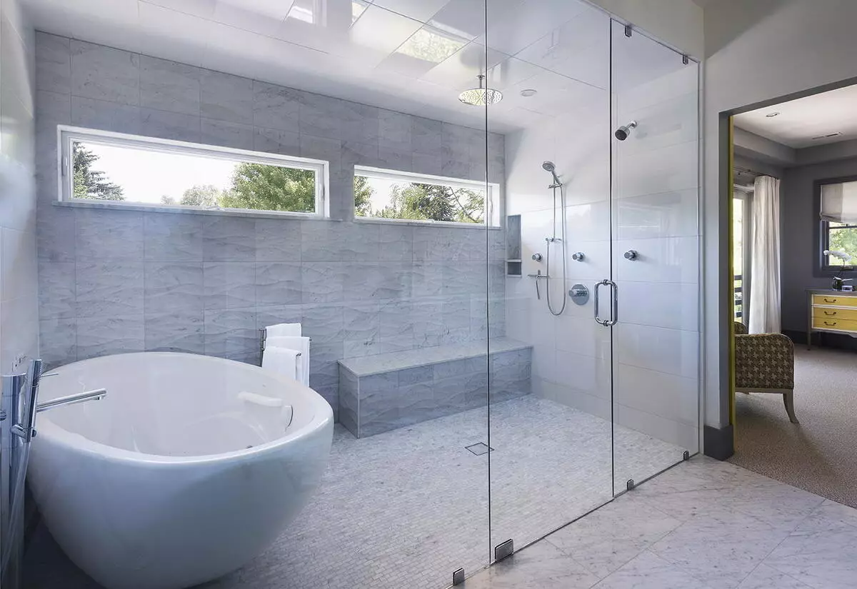 淋浴在沒有艙室的浴室（86張照片）：浴室設計選項，帶托盤和瓷磚小屋，項目 21384_25
