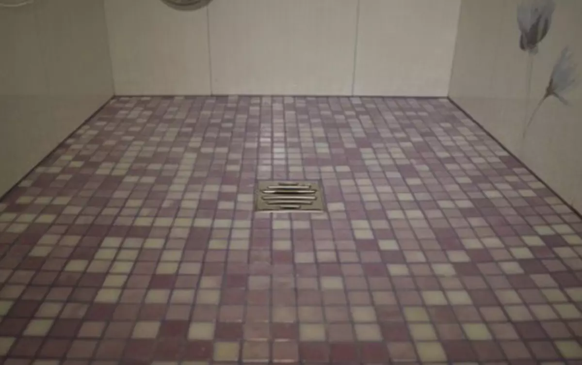 Duș în baie fără cabină (86 poze): Opțiuni de design baie cu duș fără paleți și cabine de țiglă, proiecte 21384_30
