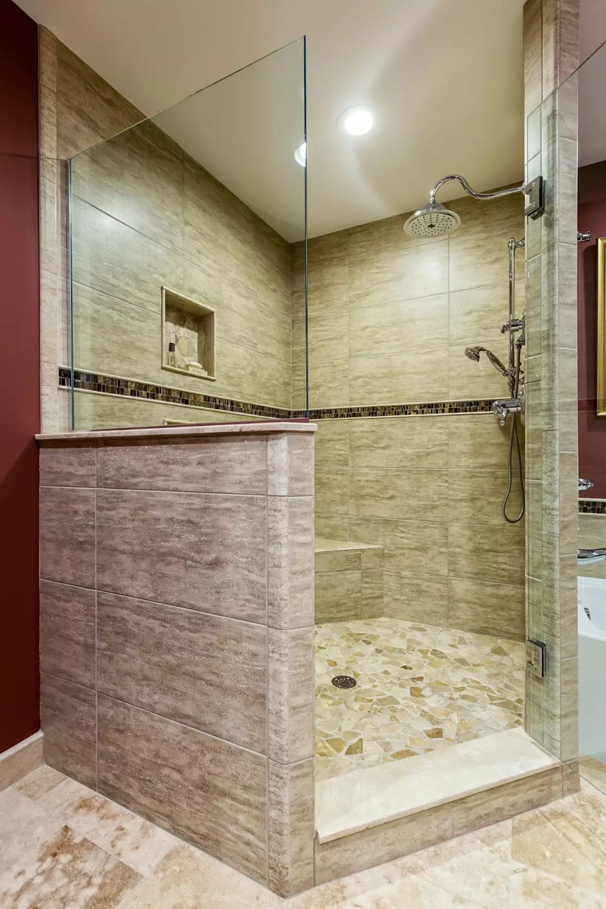 Chuveiro na casa de banho sem cabine (86 fotos): opções de design de banho com chuveiro sem paletes e cabelos de azulejos, projetos 21384_31