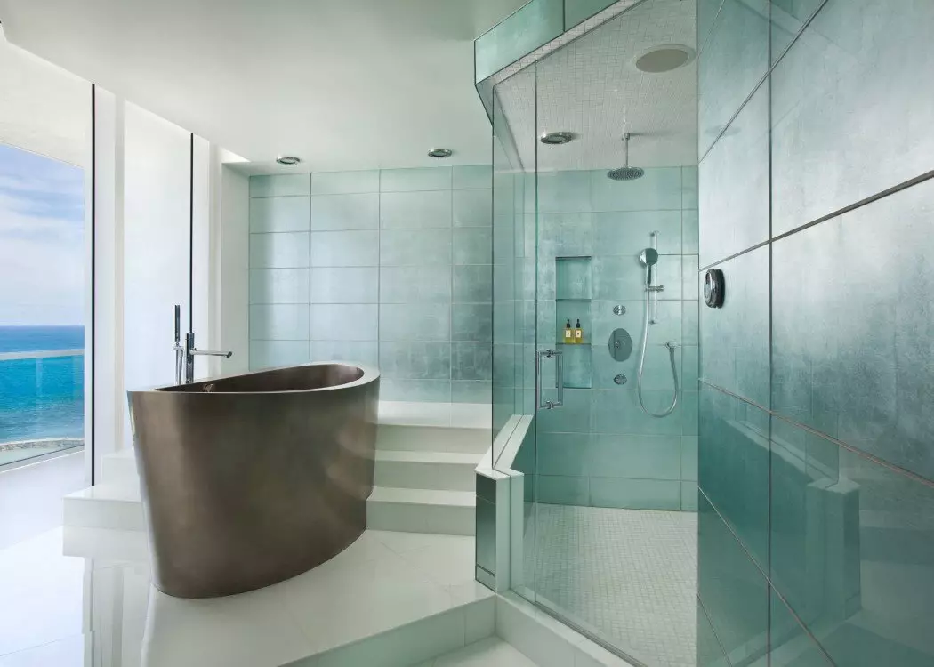 Душ в банята без кабина (86 снимки): Опции за дизайн на баня с душ без палетни и плочки кабини, проекти 21384_32