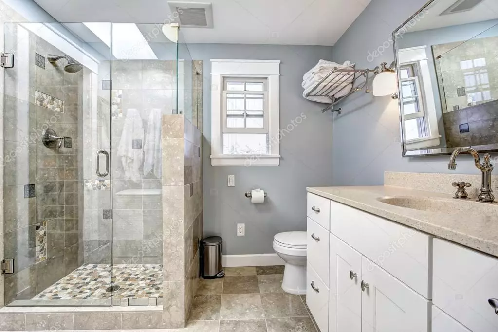 केबिन के बिना बाथरूम में स्नान (86 फोटो): फूस और टाइल केबिन, परियोजनाओं के बिना स्नान के साथ बाथरूम डिजाइन विकल्प 21384_33