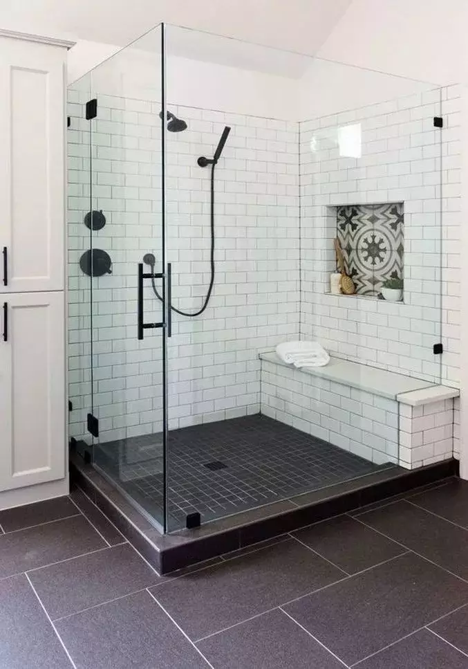 Chuveiro na casa de banho sem cabine (86 fotos): opções de design de banho com chuveiro sem paletes e cabelos de azulejos, projetos 21384_37