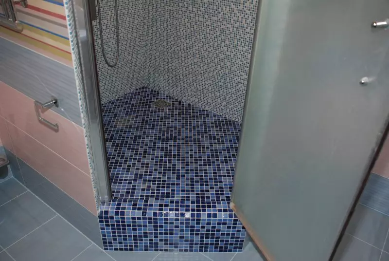 Ариун цэврийн өрөөнд шүршүүрт орох (86 зураг): Угаалгын өрөөний загвар: угаалгын өрөөний дизайны сонголтууд тавиур, плита, плита, төслүүд 21384_39
