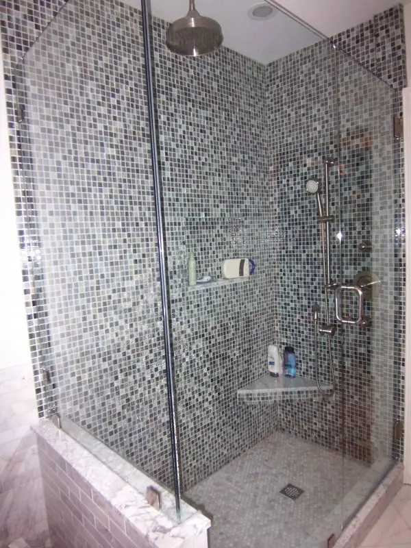 Vòi hoa sen trong phòng tắm không có cabin (86 ảnh): Tùy chọn thiết kế phòng tắm có vòi sen không có pallet và gạch cabin, dự án 21384_41