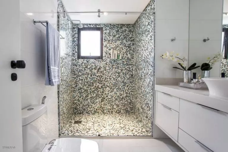 Ντους στο μπάνιο χωρίς καμπίνα (86 φωτογραφίες): επιλογές σχεδιασμού μπάνιου με ντους χωρίς παλέτες και πλακιδίων καμπίνες, έργα 21384_42