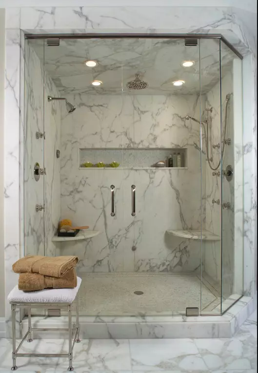 ฝักบัวอาบน้ำในห้องน้ำโดยไม่มีห้องโดยสาร (86 รูป): ตัวเลือกการออกแบบห้องน้ำพร้อมฝักบัวอาบน้ำที่ไม่มีพาเลทและห้องโดยสารกระเบื้องโครงการ 21384_43