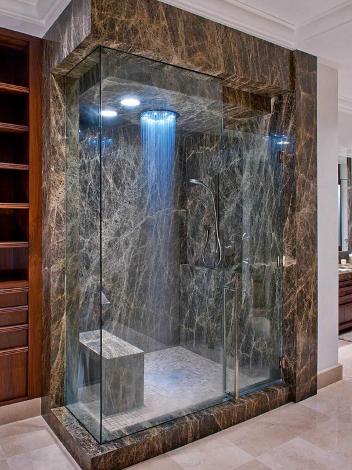 Suihku kylpyhuone ilman mökkiä (86 valokuvaa): Kylpyhuoneen suunnitteluvaihtoehdot suihkulla ilman kuormalavaa ja laattakaapit, projektit 21384_44