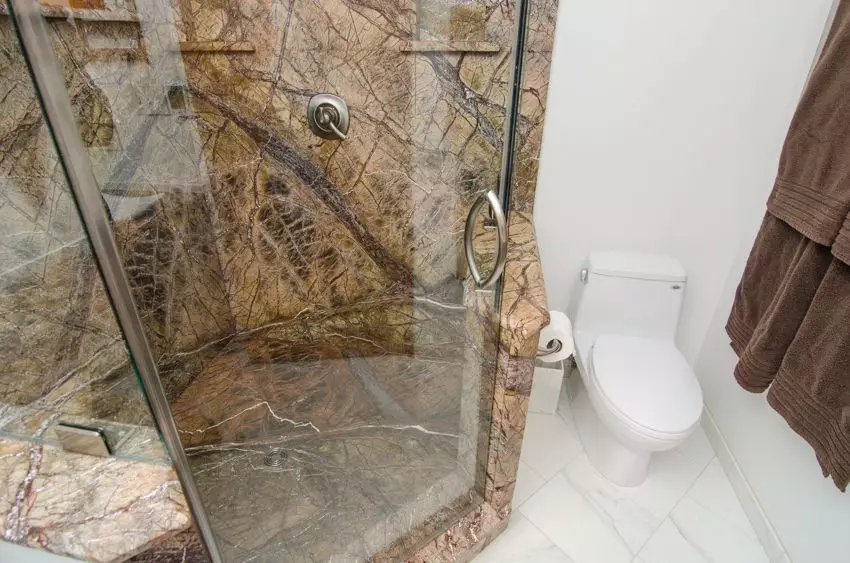 ฝักบัวอาบน้ำในห้องน้ำโดยไม่มีห้องโดยสาร (86 รูป): ตัวเลือกการออกแบบห้องน้ำพร้อมฝักบัวอาบน้ำที่ไม่มีพาเลทและห้องโดยสารกระเบื้องโครงการ 21384_45