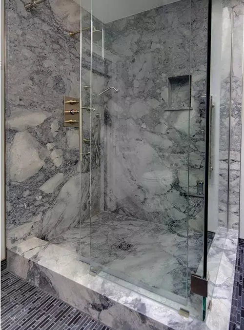 Duša vannas istabā bez kabīnes (86 fotogrāfijas): vannas istabas dizaina iespējas ar dušu bez palešu un flīžu kabīnes, projekti 21384_46