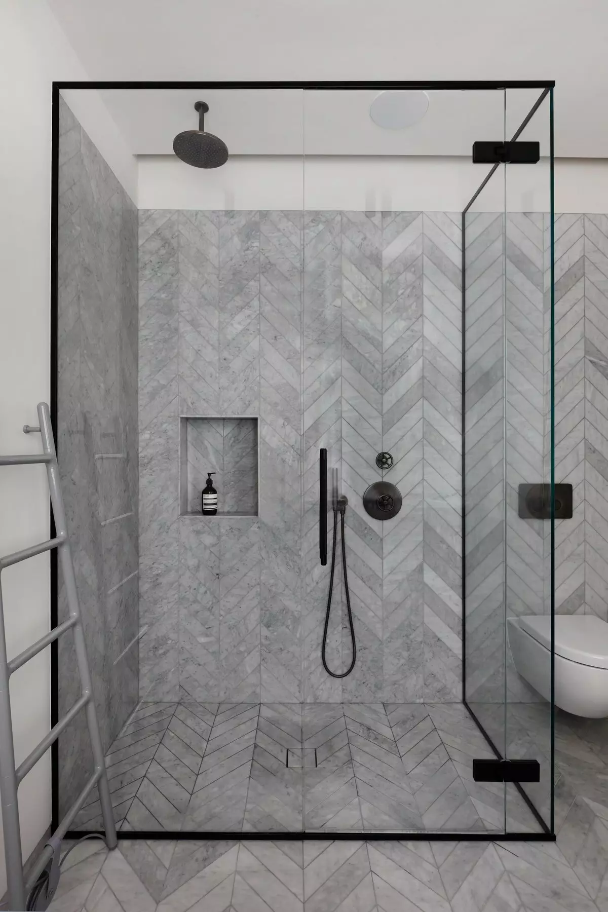Ντους στο μπάνιο χωρίς καμπίνα (86 φωτογραφίες): επιλογές σχεδιασμού μπάνιου με ντους χωρίς παλέτες και πλακιδίων καμπίνες, έργα 21384_48