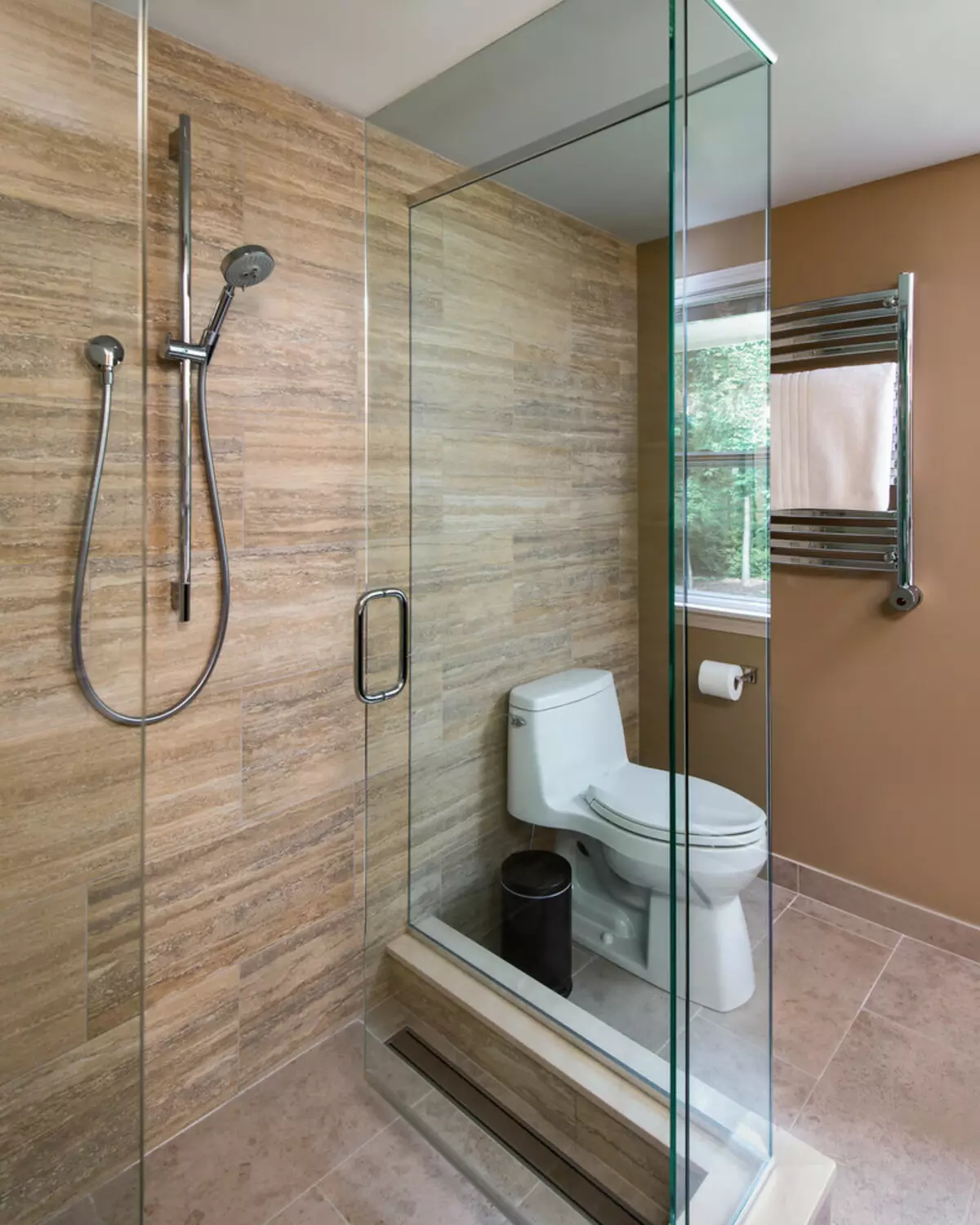 Душ в банята без кабина (86 снимки): Опции за дизайн на баня с душ без палетни и плочки кабини, проекти 21384_49