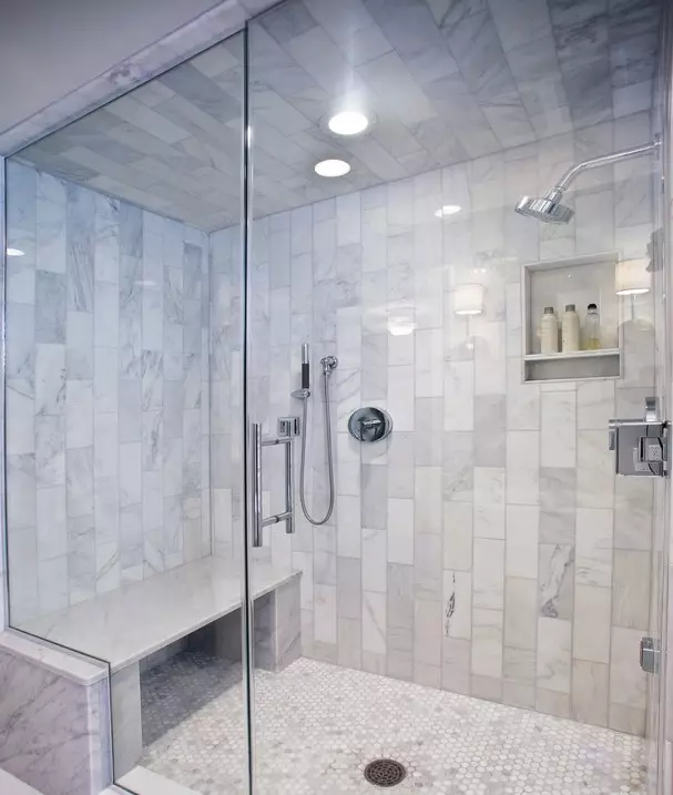 ฝักบัวอาบน้ำในห้องน้ำโดยไม่มีห้องโดยสาร (86 รูป): ตัวเลือกการออกแบบห้องน้ำพร้อมฝักบัวอาบน้ำที่ไม่มีพาเลทและห้องโดยสารกระเบื้องโครงการ 21384_50