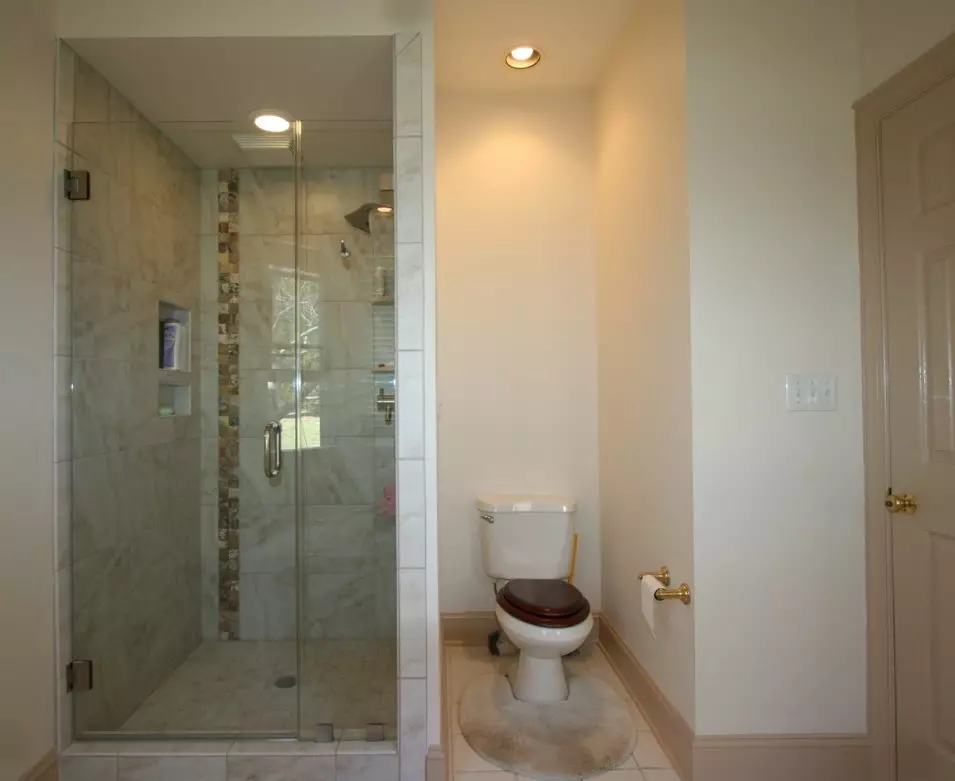 キャビンなしのバスルームのシャワー（86写真）：パレットとタイルキャビン、プロジェクトなしのシャワー付きバスルームデザインオプション 21384_52