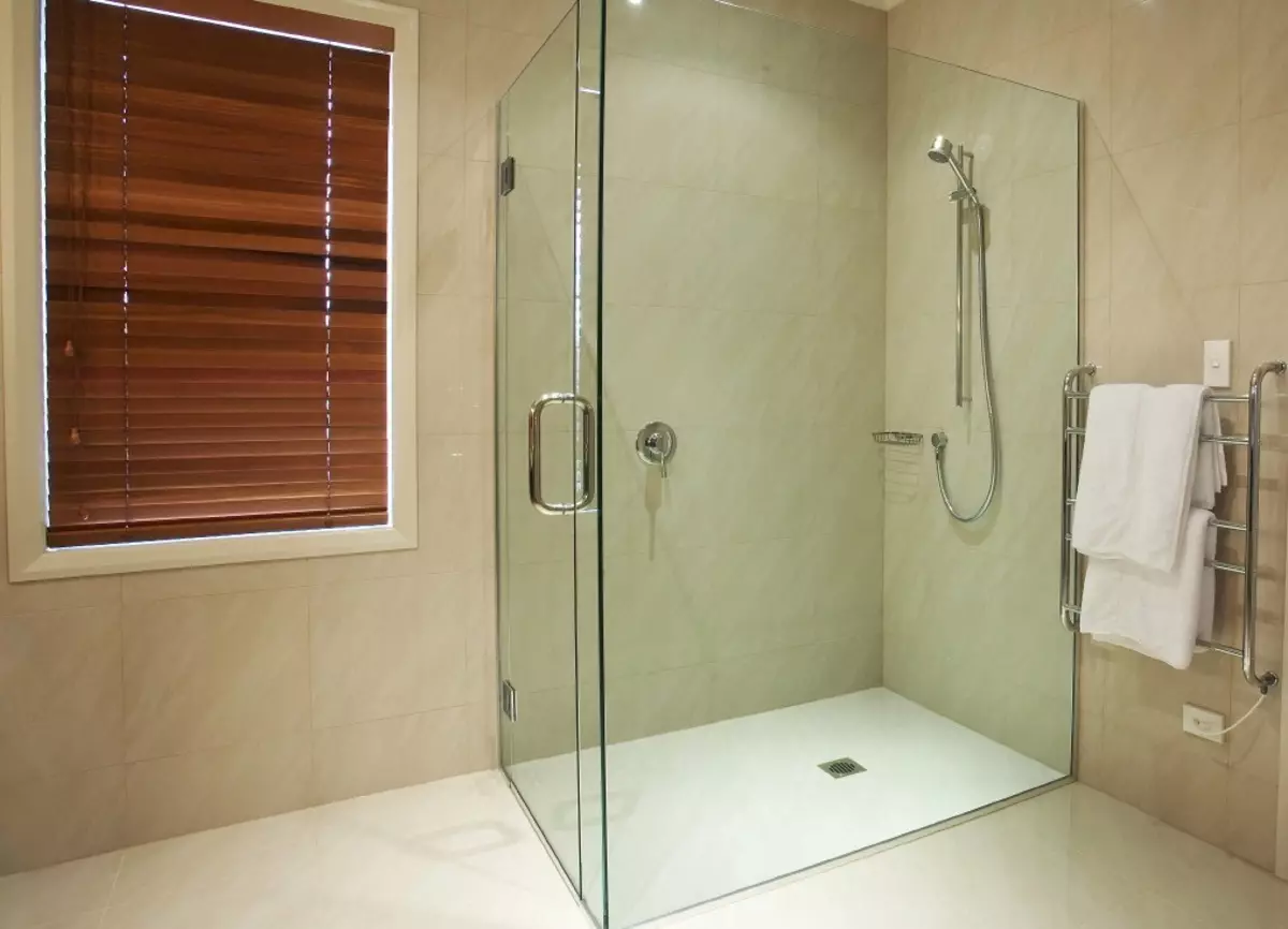 Душ в банята без кабина (86 снимки): Опции за дизайн на баня с душ без палетни и плочки кабини, проекти 21384_55