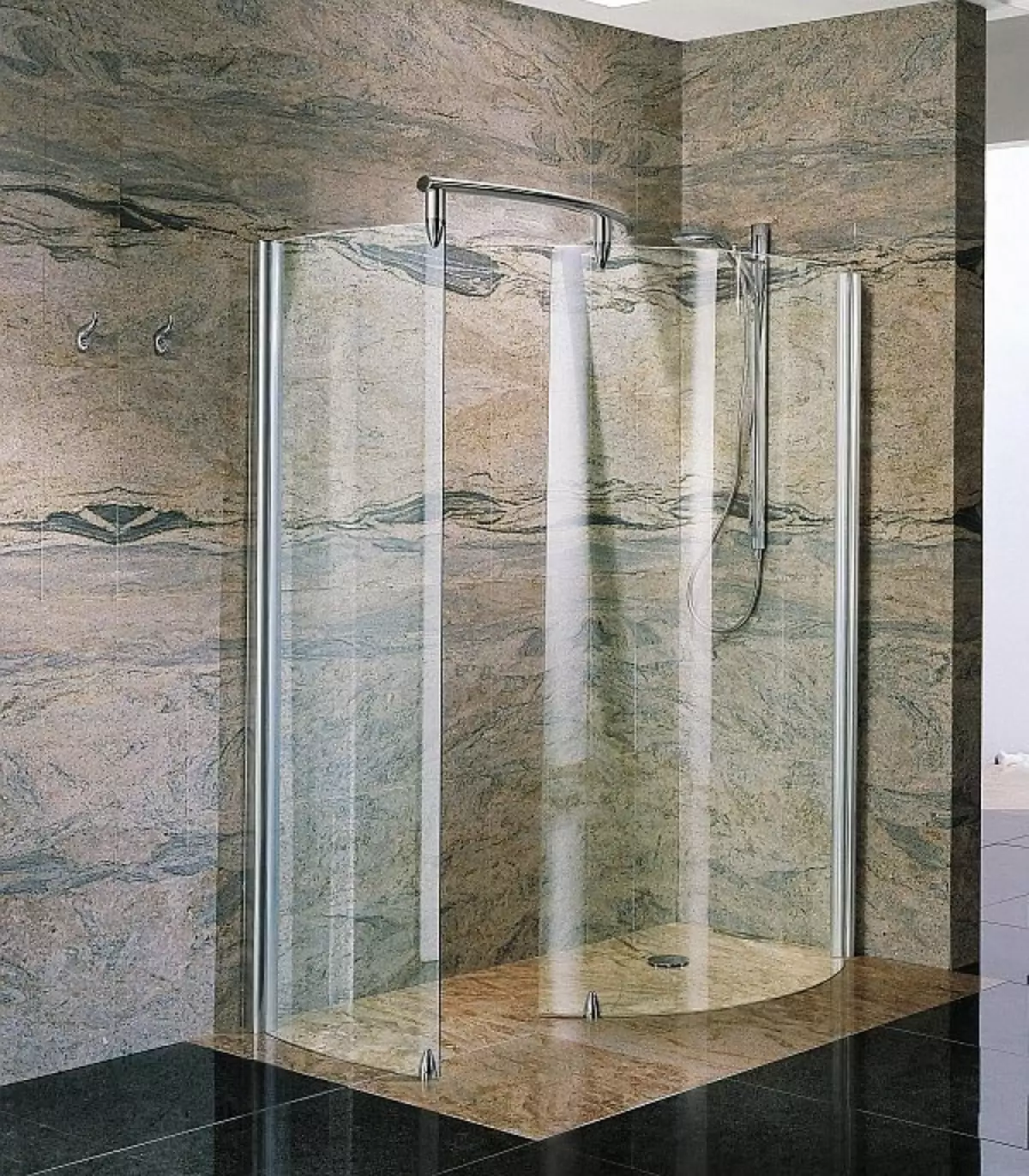 ฝักบัวอาบน้ำในห้องน้ำโดยไม่มีห้องโดยสาร (86 รูป): ตัวเลือกการออกแบบห้องน้ำพร้อมฝักบัวอาบน้ำที่ไม่มีพาเลทและห้องโดยสารกระเบื้องโครงการ 21384_56