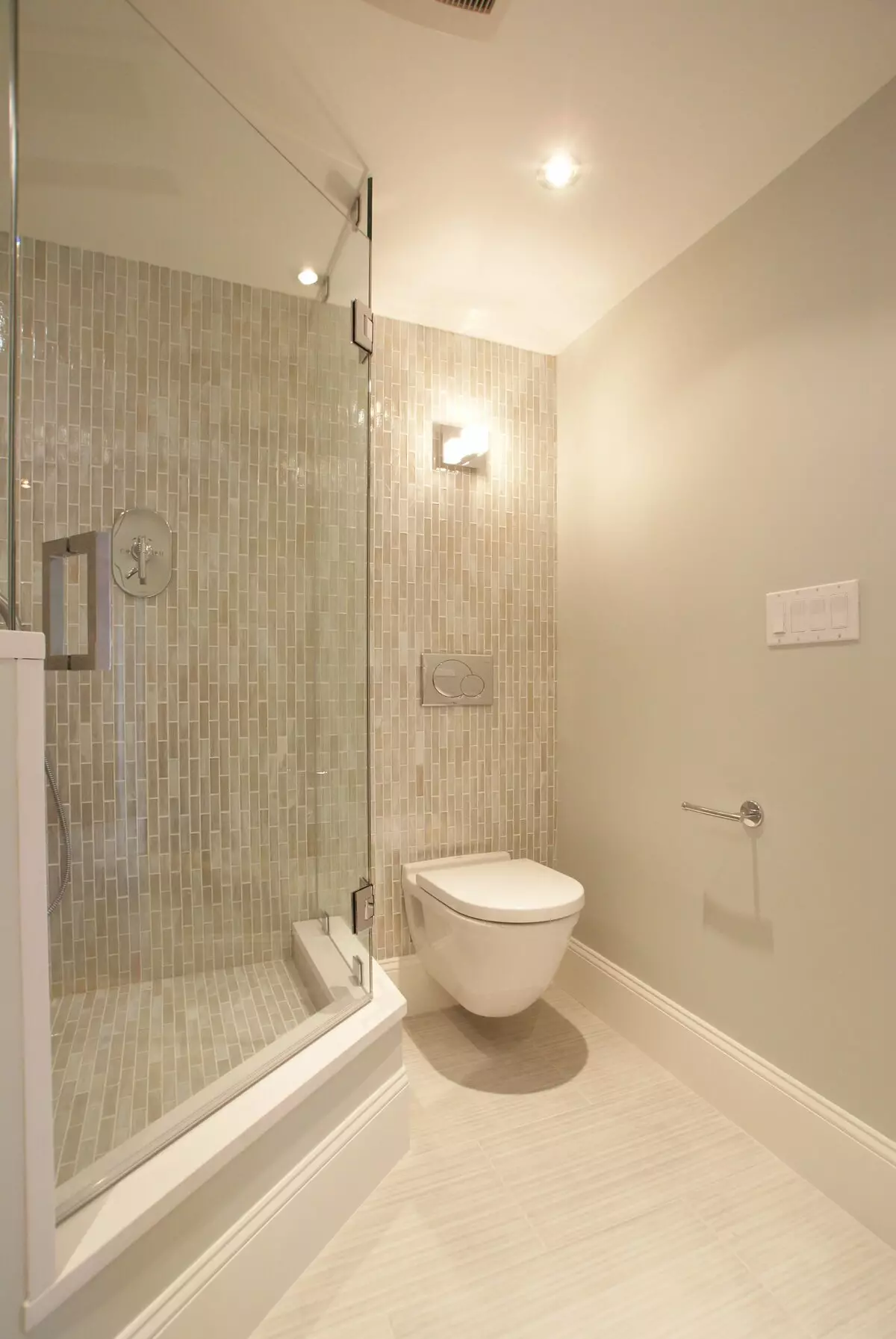 Duša vannas istabā bez kabīnes (86 fotogrāfijas): vannas istabas dizaina iespējas ar dušu bez palešu un flīžu kabīnes, projekti 21384_6