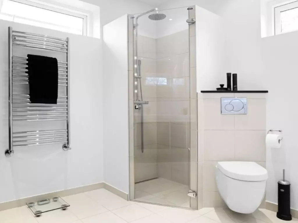 Ντους στο μπάνιο χωρίς καμπίνα (86 φωτογραφίες): επιλογές σχεδιασμού μπάνιου με ντους χωρίς παλέτες και πλακιδίων καμπίνες, έργα 21384_7