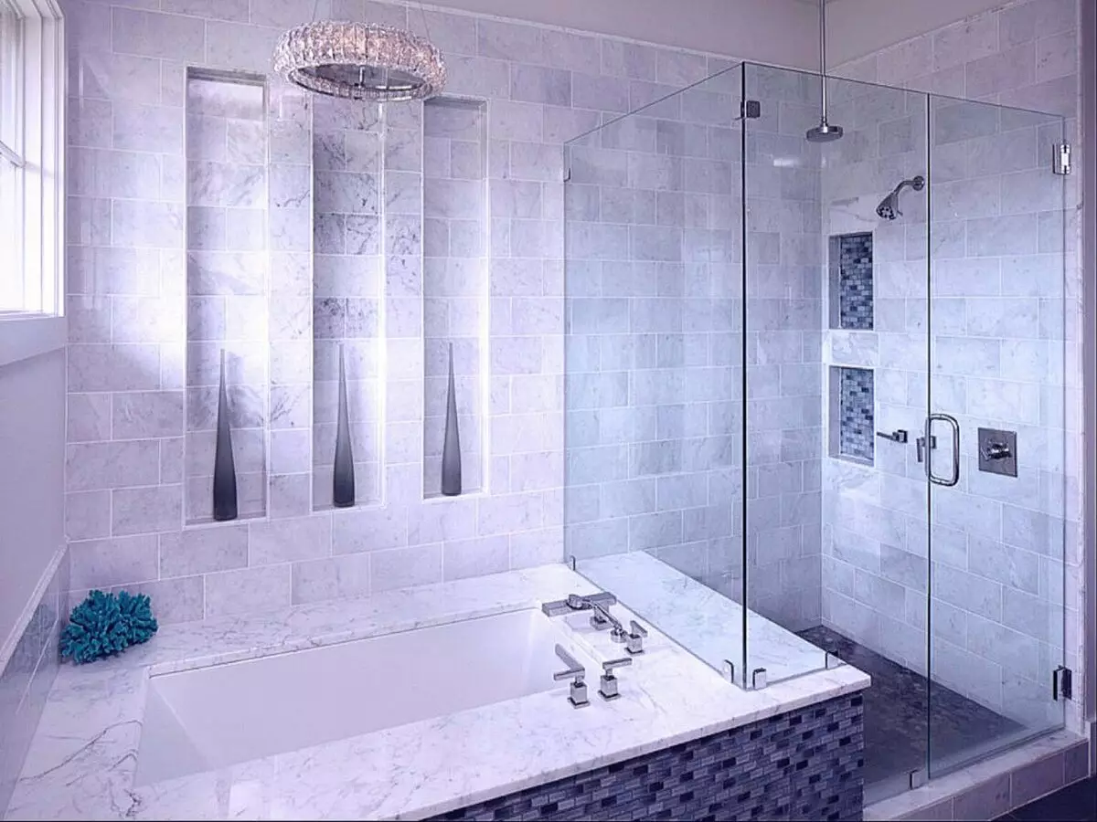 Душ в банята без кабина (86 снимки): Опции за дизайн на баня с душ без палетни и плочки кабини, проекти 21384_70