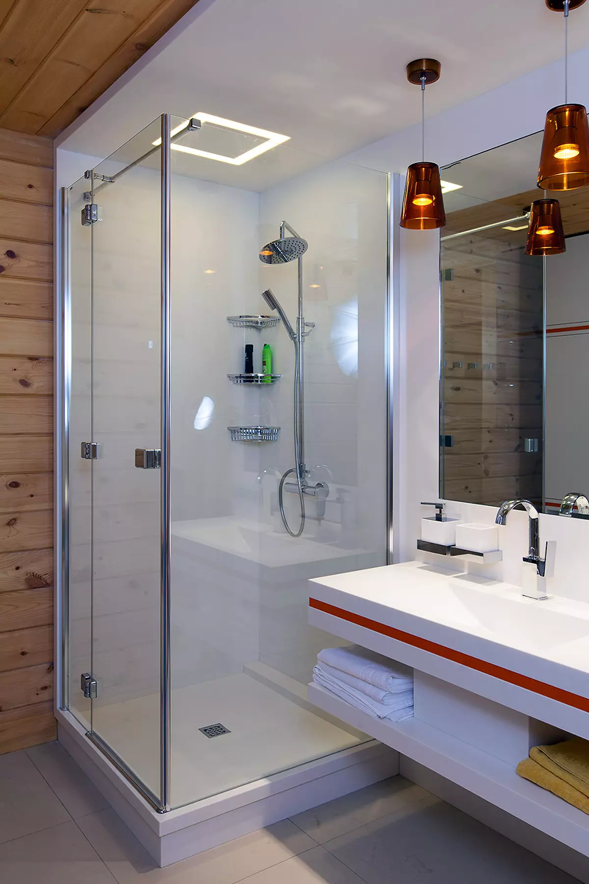 Banyoda duş, kabinəsiz (86 şəkil): Palet və kafel kabinələri olmayan duş ilə hamamın dizayn variantları, layihələr 21384_79