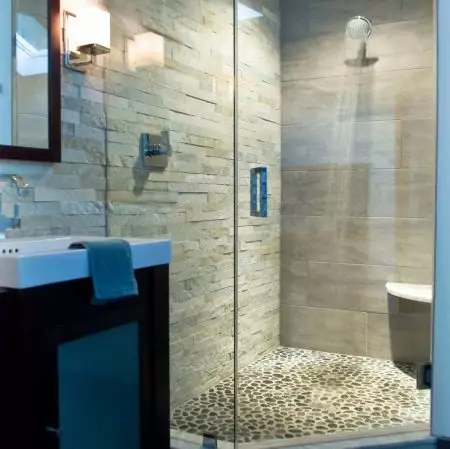 Chuveiro na casa de banho sem cabine (86 fotos): opções de design de banho com chuveiro sem paletes e cabelos de azulejos, projetos 21384_85