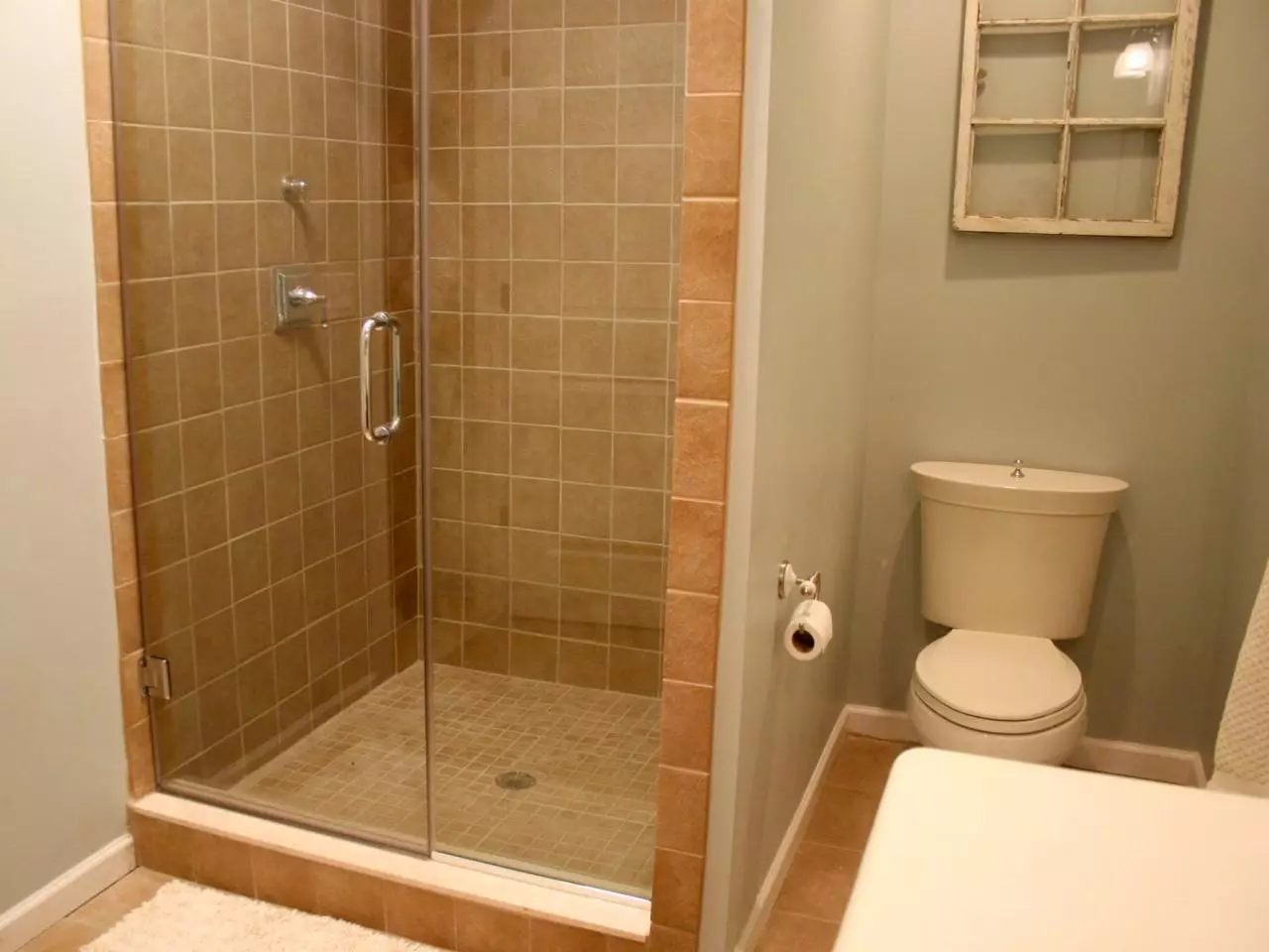 Туш во бања без кабина (86 фотографии): опции за дизајн на бања со туш без палети и кабини за плочки, проекти 21384_9