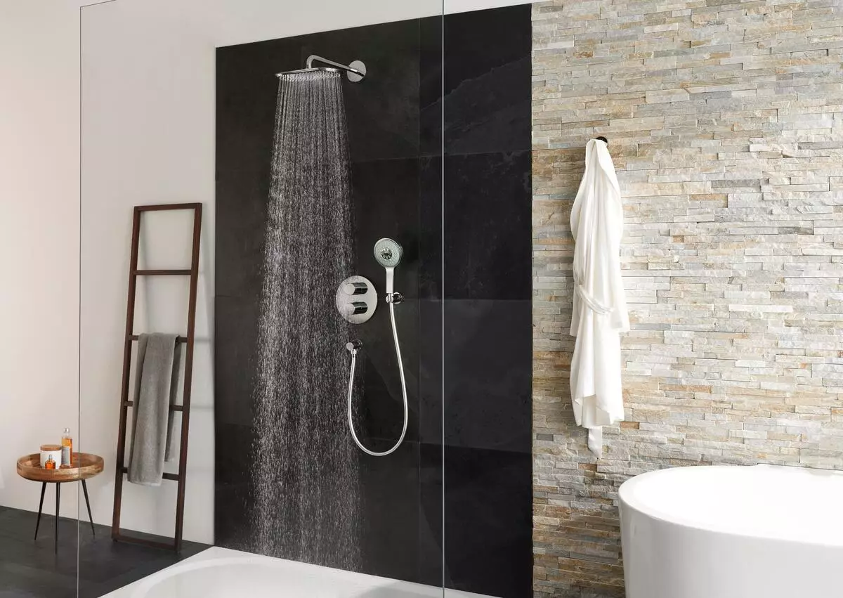 פאנלים מקלחת (40 תמונות): תכונות של מתלים זוויתיים עם הידרומסאגר ומיקסר אמבטיה, סקירה של מודלים Hansgrohe ו לוחות מקלחת למעלה 21389_4