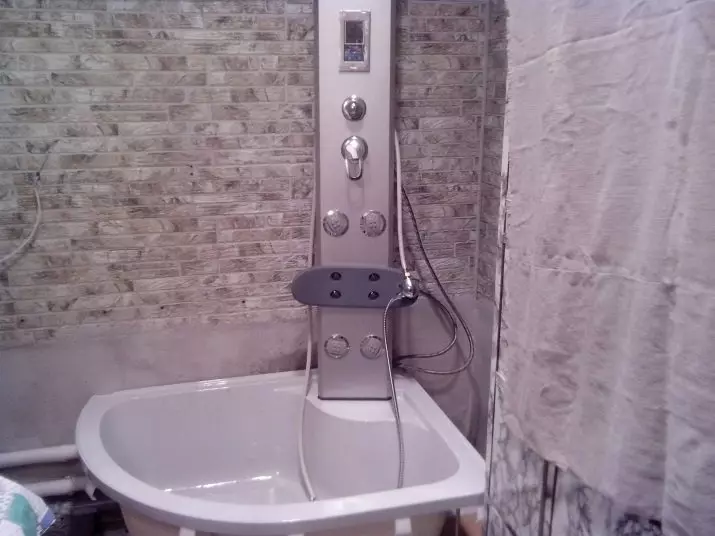 Panel mandi (40 foto): Ciri-ciri rak sudut dengan hydromassage dan bilik mandi mixer, kajian semula model Hansgrohe dan panel atas pancuran mandian 21389_40