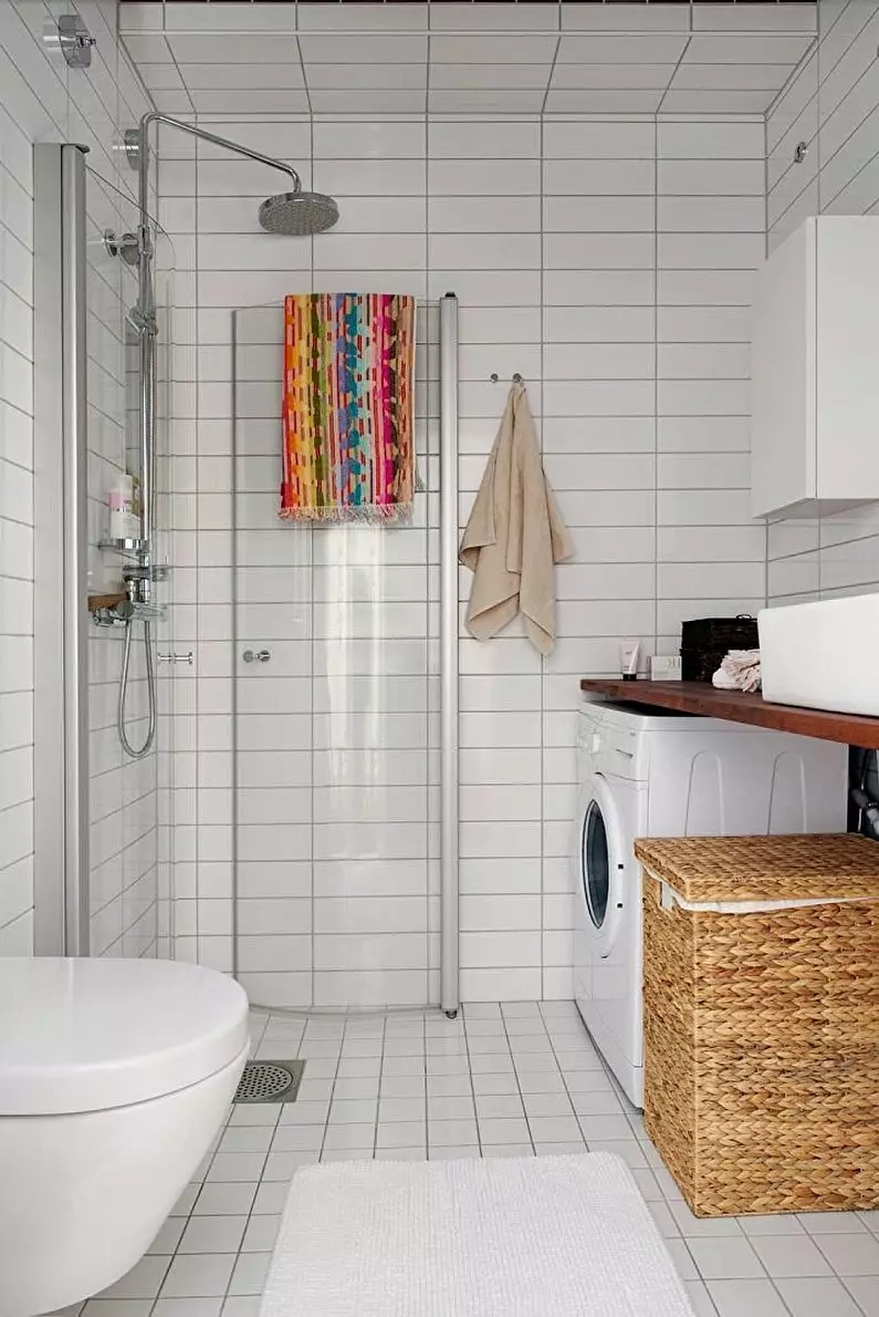 Kamar mandi di rumah pribadi (67 foto): Pilihan desain interior dengan jendela. Bagaimana cara melengkapi? Contoh yang menarik 21393_16