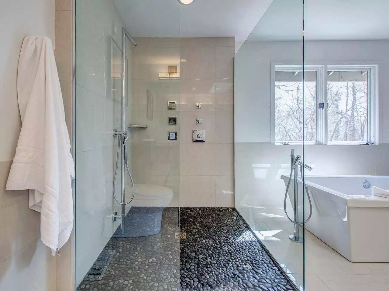 Dhoma dush në një shtëpi private (67 foto): Opsionet e dizajnit të brendshëm me dritare. Si të pajisen? Shembuj interesantë 21393_18