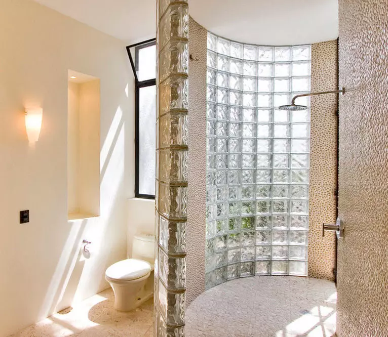 Kamar mandi di rumah pribadi (67 foto): Pilihan desain interior dengan jendela. Bagaimana cara melengkapi? Contoh yang menarik 21393_22