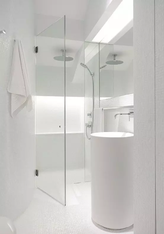 Kamar mandi di rumah pribadi (67 foto): Pilihan desain interior dengan jendela. Bagaimana cara melengkapi? Contoh yang menarik 21393_25