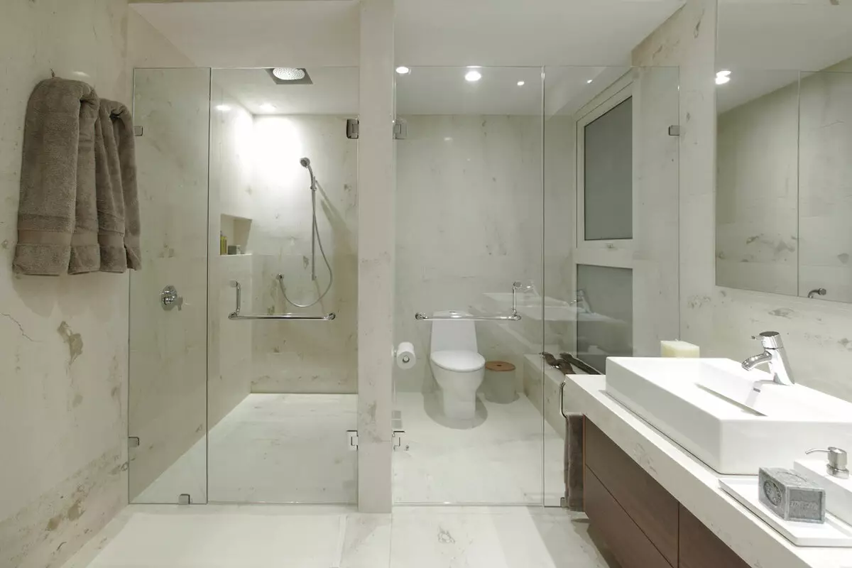 Dhoma dush në një shtëpi private (67 foto): Opsionet e dizajnit të brendshëm me dritare. Si të pajisen? Shembuj interesantë 21393_3