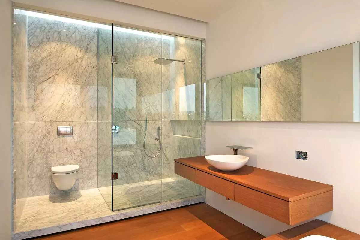 Kamar mandi di rumah pribadi (67 foto): Pilihan desain interior dengan jendela. Bagaimana cara melengkapi? Contoh yang menarik 21393_33