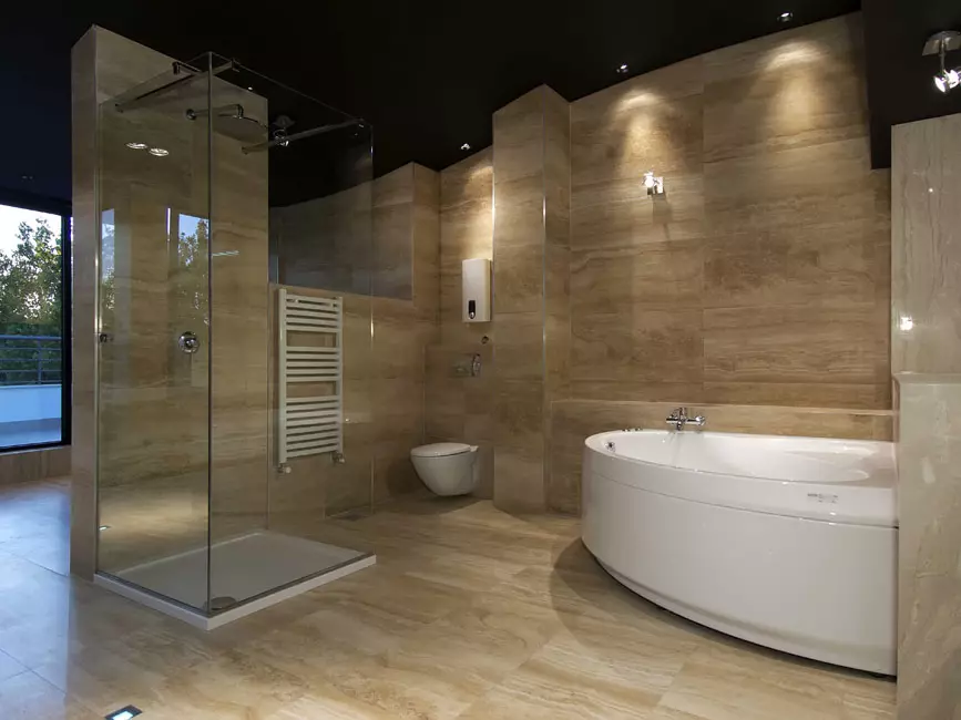 Kamar mandi di rumah pribadi (67 foto): Pilihan desain interior dengan jendela. Bagaimana cara melengkapi? Contoh yang menarik 21393_34