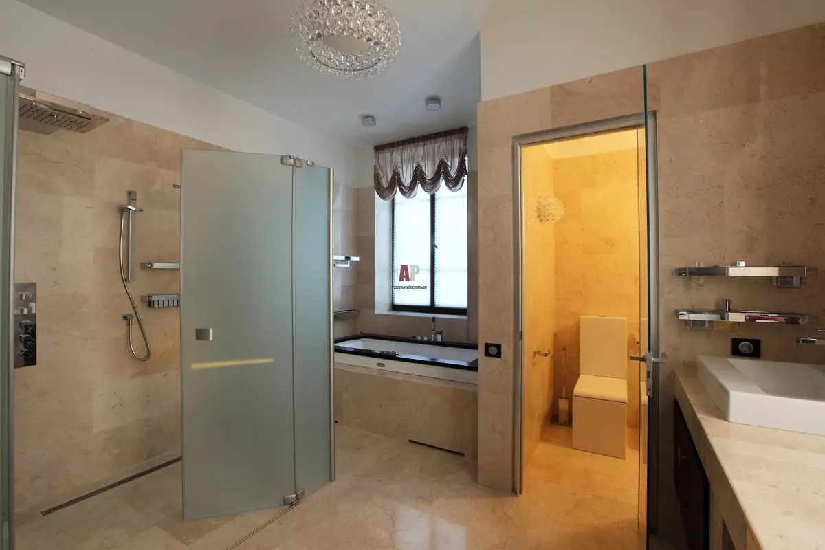 Kamar mandi di rumah pribadi (67 foto): Pilihan desain interior dengan jendela. Bagaimana cara melengkapi? Contoh yang menarik 21393_52