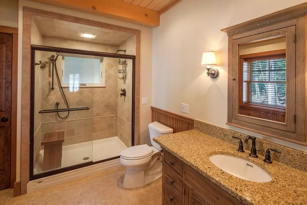 Kamar mandi di rumah pribadi (67 foto): Pilihan desain interior dengan jendela. Bagaimana cara melengkapi? Contoh yang menarik 21393_53
