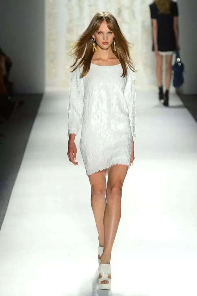 Λευκό χιτώνιο φόρεμα σε μοντέρνα επίδειξη