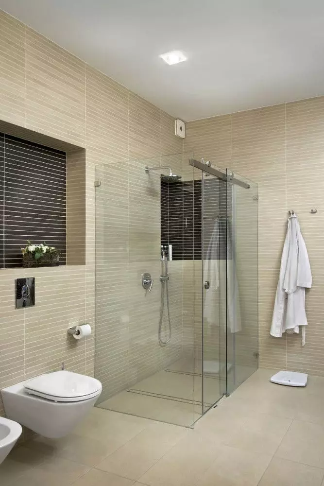 Dušas be dušo vonioje (57 nuotraukos): vonios kambario dizainas ir apdaila su sielos scenoje be salono privačiame name ir bute 21400_10