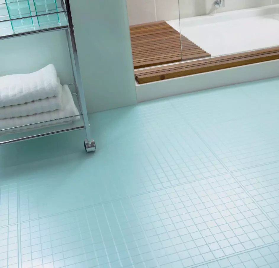 Sprcha bez sprchy v kúpeľni (57 fotografií): Design a dekorácia kúpeľne s scénou duše bez kabíny v súkromnom dome a apartmáne 21400_17