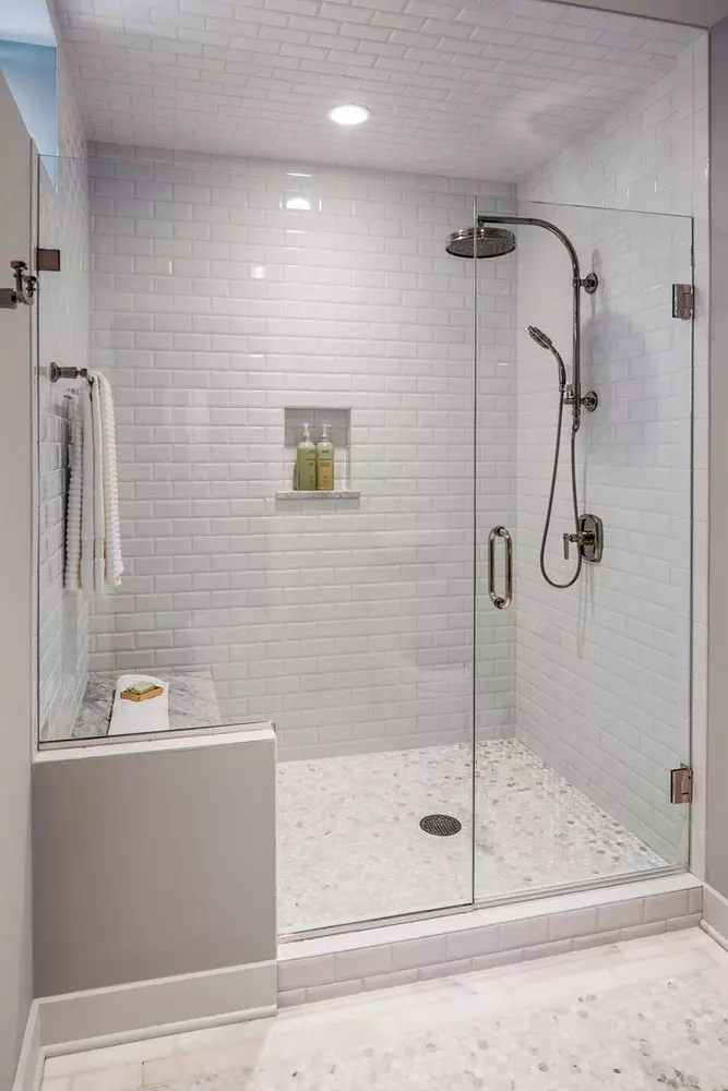 ฝักบัวที่ไม่มีฝักบัวอาบน้ำในห้องน้ำ (57 รูป): การออกแบบและตกแต่งห้องน้ำพร้อมฉากวิญญาณโดยไม่มีห้องโดยสารในบ้านส่วนตัวและอพาร์ตเมนต์ 21400_18
