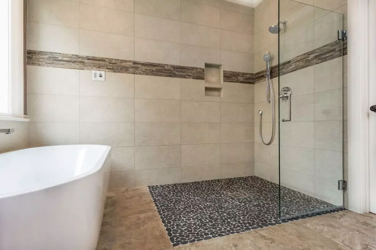 Pancuran tanpa pancuran di bilik mandi (57 foto): Reka bentuk dan hiasan bilik mandi dengan adegan jiwa tanpa kabin di rumah dan apartmen peribadi 21400_26